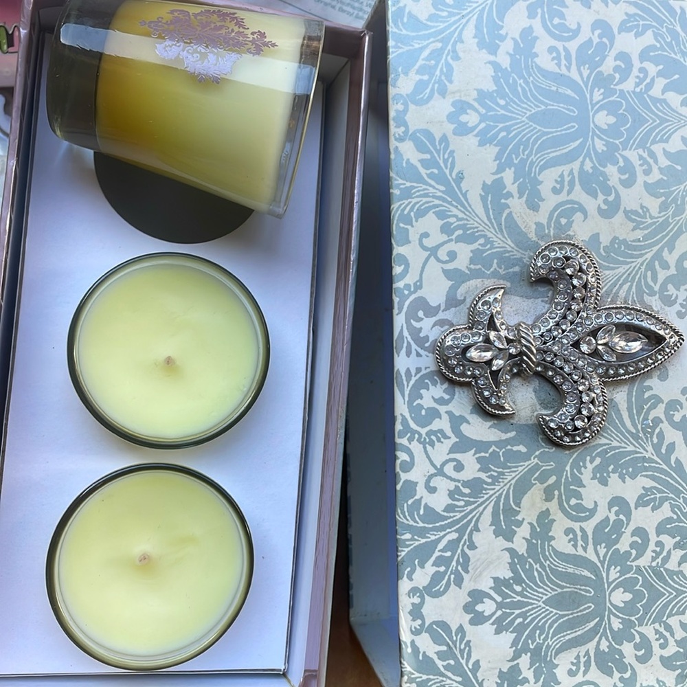 Maison du rouge scent is Rose Hips & Currants